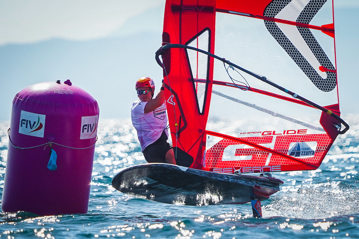 Federico Pilloni closes iQFOiL Senior European Championship in top 20 - News - Yacht Club Costa Smeralda