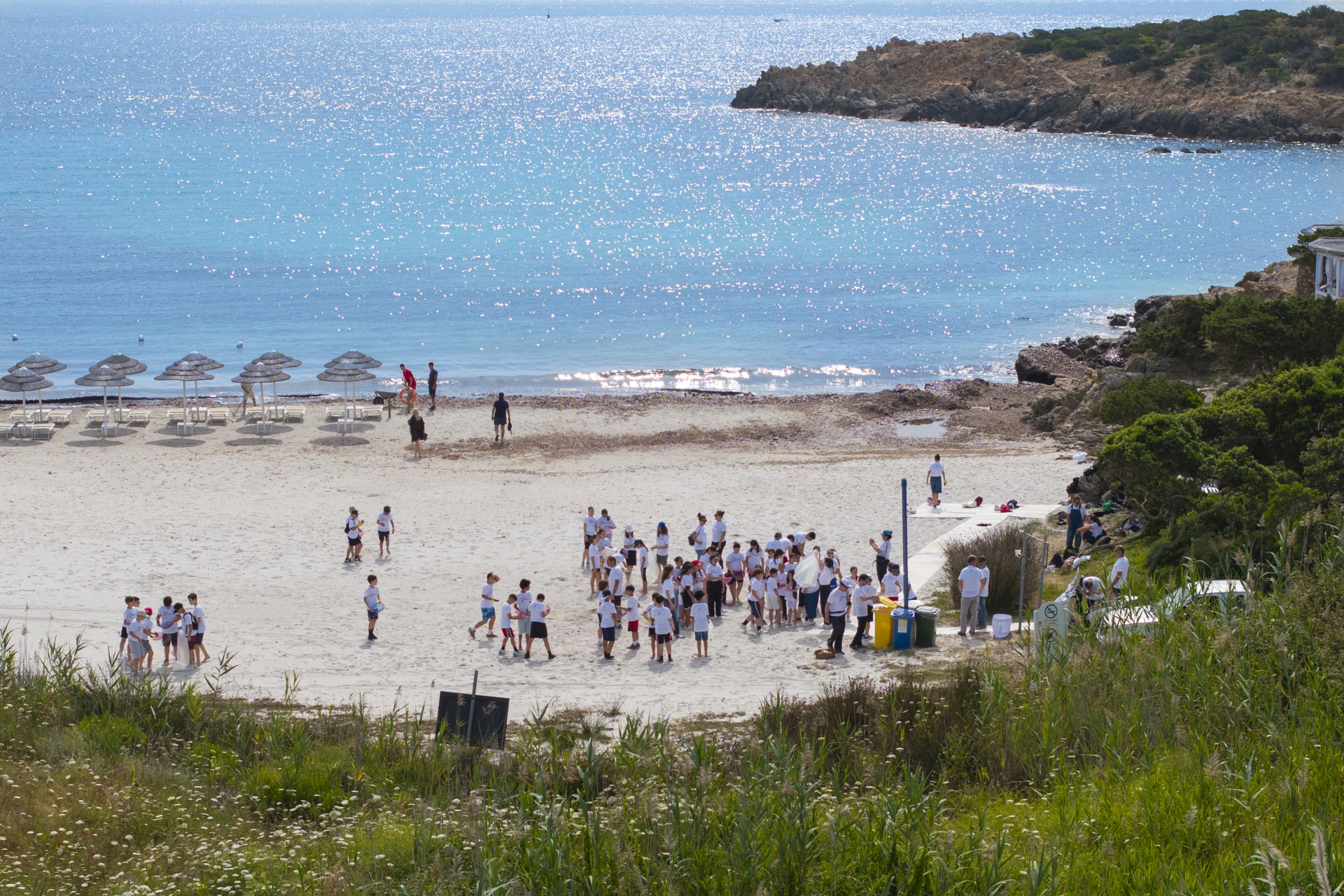 One hundred people take part in eighth edition of YCCS Clean Beach Day - News - Yacht Club Costa Smeralda