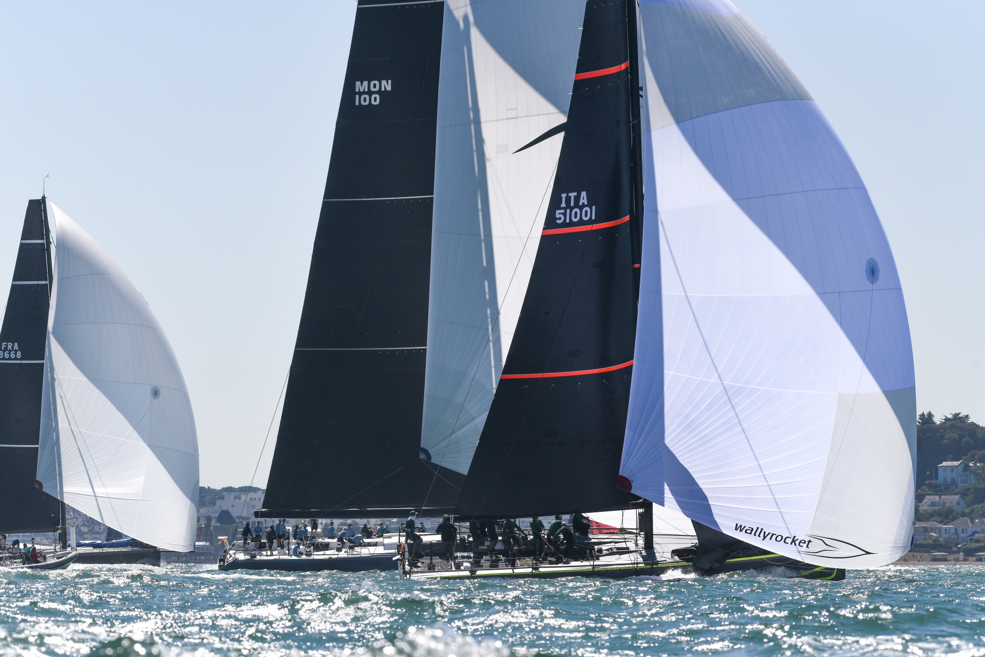 Team Django pronto per l’Admiral’s Cup con il guidone dello Yacht Club Costa Smeralda - News - Yacht Club Costa Smeralda